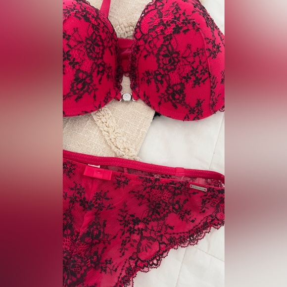 La vie en rose red and black lace magnetic bra and thong set - Picture 2 of 5